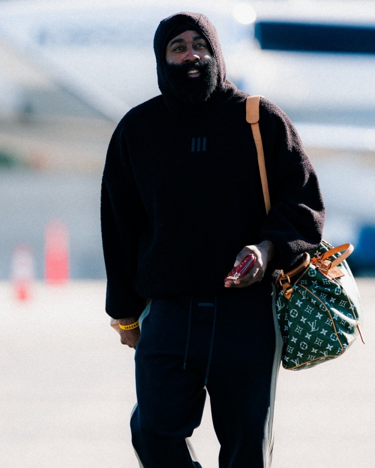 九游官网-三连客挑战爵士掘金太阳！快船众将登机照 哈登微笑&amp;小卡看手机